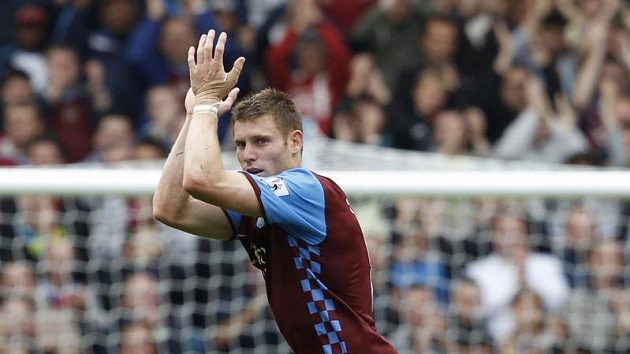 James Milner z Aston Villy se stěhuje do Manchesteru City. James Milner z Aston Villy se stěhuje do Manchesteru City.