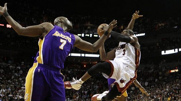 Dwyane Wade (3) střílí koš Lakers. Dwyane Wade (3) střílí koš Lakers.