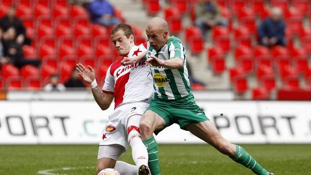 Milan Kopic ze Slavie (vlevo) brání Lukáše Hartiga z Bohemians 1905. Milan Kopic ze Slavie (vlevo) brání Lukáše Hartiga z Bohemians 1905.
