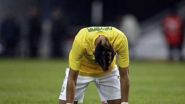 Brazilská hvězda Neymar smutní pro prohře s Paraguayci. Brazilská hvězda Neymar smutní pro prohře s Paraguayci.