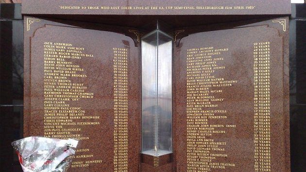 Pamětní desky se jmény obětí fanoušků Liverpoolu, kteří zahynuli při tragédii v Hillsborough Pamětní desky se jmény obětí fanoušků Liverpoolu, kteří zahynuli při tragédii v Hillsborough