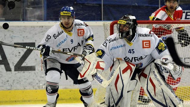 Brankář Vítkovic Roman Málek a jeho spoluhráč Jan Káňa Brankář Vítkovic Roman Málek a jeho spoluhráč Jan Káňa