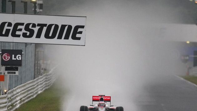 Jenson Button s McLarenem při deštivé kvalifikaci na GP Japonska. Jenson Button s McLarenem při deštivé kvalifikaci na GP Japonska.