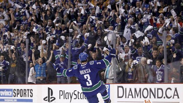 Kevin Bieksa oslavuje svůj rozhodující gól proti San Jose Kevin Bieksa oslavuje svůj rozhodující gól proti San Jose