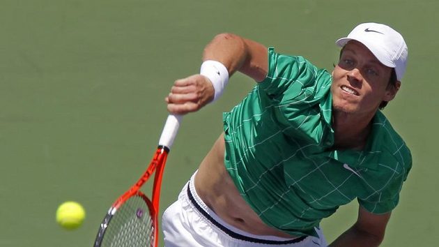 Český tenista Tomáš Berdych podává během finálového zápasu na turnaji v Miami proti Andy Roddickovi. Český tenista Tomáš Berdych podává během finálového zápasu na turnaji v Miami proti Andy Roddickovi.
