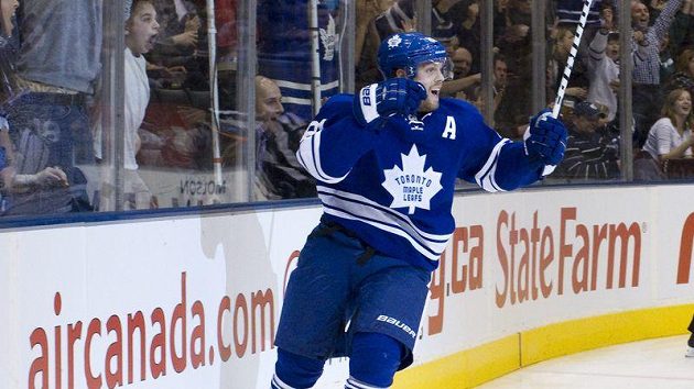 Útočník Toronta Phil Kessel oslavuje jednu ze svých branek. Útočník Toronta Phil Kessel oslavuje jednu ze svých branek.