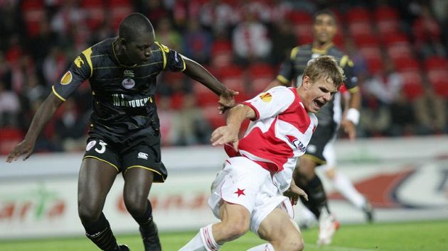 Petr Janda ze Slavie (vpravo) uniká Jerry Vandamovi z Lille. Petr Janda ze Slavie (vpravo) uniká Jerry Vandamovi z Lille.