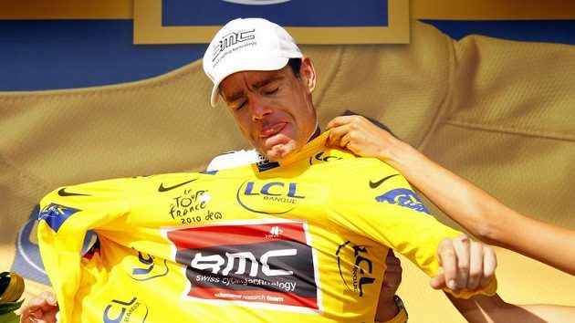 Cadel Evans se obléká do žlutého trikotu pro průběžného lídra Tour de France. Cadel Evans se obléká do žlutého trikotu pro průběžného lídra Tour de France.