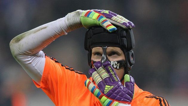 Gólman Chelsea Petr Čech si upravuje svoji speciální masku. Gólman Chelsea Petr Čech si upravuje svoji speciální masku.