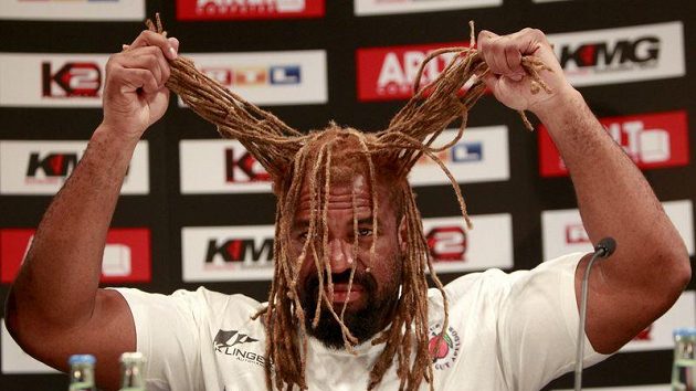 Americký boxer Shannon Briggs se 16. října utká s Ukrajincem Vitalijem Kličkem o mistrovský titul profesionální boxerské organizace WBC v těžké váze. Americký boxer Shannon Briggs se 16. října utká s Ukrajincem Vitalijem Kličkem o mistrovský titul profesionální boxerské organizace WBC v těžké váze.