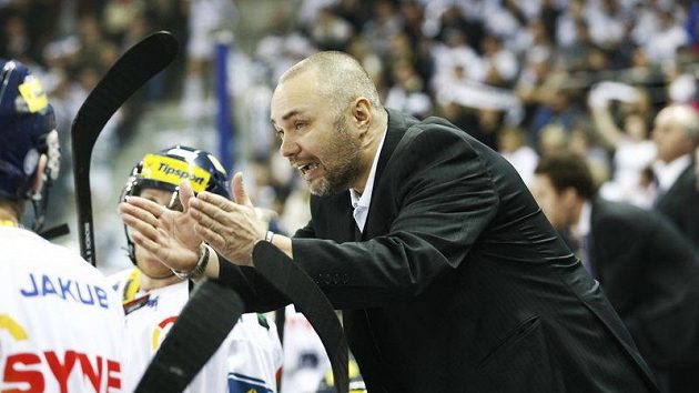 Liberecký kouč Jiří Kalous na střídačce Bílých tygrů Liberecký kouč Jiří Kalous na střídačce Bílých tygrů