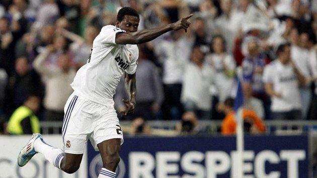Emmanuel Adebayor slaví gól do sítě Tottenhamu. V dresu Realu se v Lize mistrů trefil poprvé. Emmanuel Adebayor slaví gól do sítě Tottenhamu. V dresu Realu se v Lize mistrů trefil poprvé.