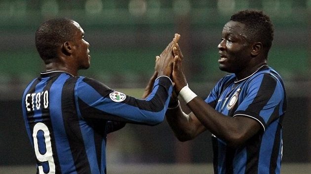 Sulley Muntari (vpravo) a Samuel Eto'o z Interu oslavují branku proti Catanii Sulley Muntari (vpravo) a Samuel Eto'o z Interu oslavují branku proti Catanii
