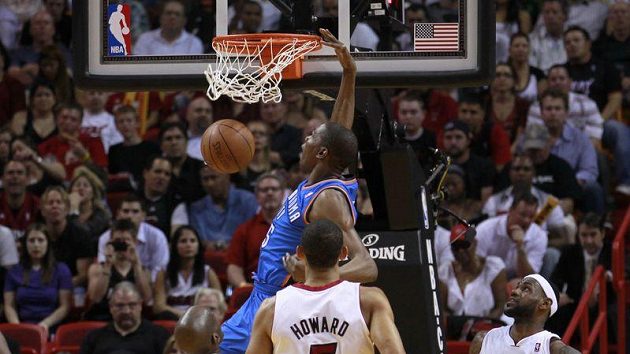 Kevin Durant (v modrém) byl nejlepším střelcem Oklahomy. Kevin Durant (v modrém) byl nejlepším střelcem Oklahomy.