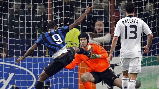 Gólman Chelsea Petr Čech čelí Eto'ovi z Interu. Gólman Chelsea Petr Čech čelí Eto'ovi z Interu.