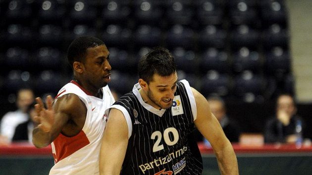 Michal Lenzly (vlevo) z Nymburka brání Petara Božiče z Partizanu Bělehrad v utkání Jadranské ligy. Michal Lenzly (vlevo) z Nymburka brání Petara Božiče z Partizanu Bělehrad v utkání Jadranské ligy.