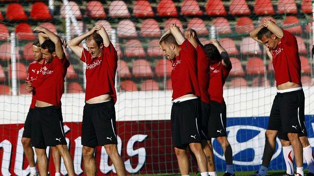 Fotbaloví reprezentanti se protahují během tréninku na pražském Strahově. Fotbaloví reprezentanti se protahují během tréninku na pražském Strahově.