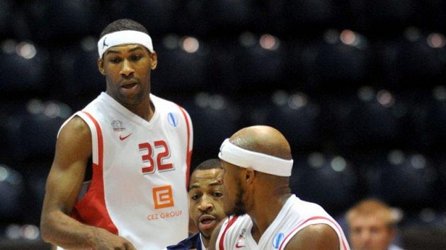 Lamayn Wilson (vlevo) a Eugene Lawrence z Nymburka Lamayn Wilson (vlevo) a Eugene Lawrence z Nymburka