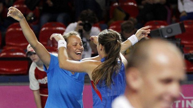 Tenistky Barbora Záhlavová-Strýcová (vlevo) a Iveta Benešová se radují z postupu do finále Fed Cupu. Tenistky Barbora Záhlavová-Strýcová (vlevo) a Iveta Benešová se radují z postupu do finále Fed Cupu.