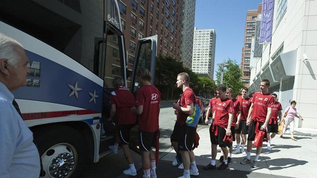 Čeští fotbalisté nastupují do autobusu v New Yorku Čeští fotbalisté nastupují do autobusu v New Yorku
