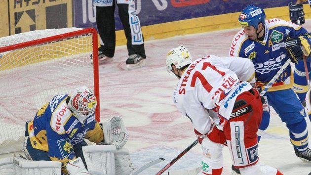 Útočník Slavie Jiří Doležal operuje před brankou Zlína. Útočník Slavie Jiří Doležal operuje před brankou Zlína.