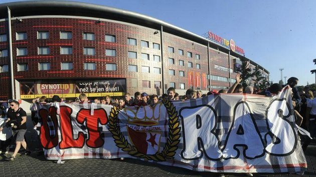 Fanoušci Slavie se sešli u Edenu a vyrazili na Letnou. Fanoušci Slavie se sešli u Edenu a vyrazili na Letnou.