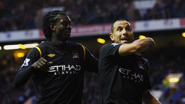 Emmanuel Adebayor (vlevo) a Martin Petrov z Manchesteru City se radují z branky. Emmanuel Adebayor (vlevo) a Martin Petrov z Manchesteru City se radují z branky.