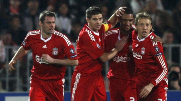 Fotbalisté Liverpoolu se radují z branky. Fotbalisté Liverpoolu se radují z branky.