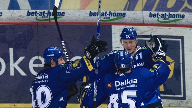 Hokejisté Vítkovic oslavují branku Hokejisté Vítkovic oslavují branku