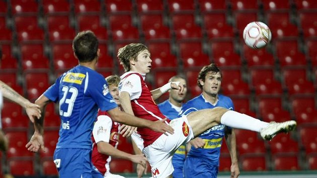 Útočník Pavel Vyhnal ještě v dresu Slavie mezi hráči Plzně. Útočník Pavel Vyhnal ještě v dresu Slavie mezi hráči Plzně.
