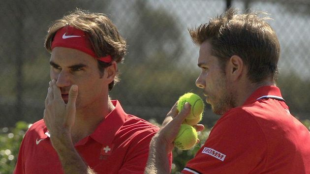 Švýcarští tenisté Roger Federer (vlevo) a Stanislav Wawrinka během čtyřhry Davis Cupu v Austrálii. Švýcarští tenisté Roger Federer (vlevo) a Stanislav Wawrinka během čtyřhry Davis Cupu v Austrálii.