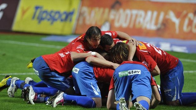 Po vítězné trefě do příbramské sítě se střelec David Střihavka ocitl pod hromadou těl šťastných plzeňských spoluhráčů. Po vítězné trefě do příbramské sítě se střelec David Střihavka ocitl pod hromadou těl šťastných plzeňských spoluhráčů.