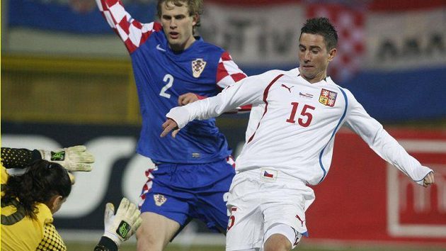 Milan Petržela (vpravo v šanci před chorvatským gólmanem Vedranem Runjem) by v kombinaci s plzeňskými spoluhráči donutil trenéra Bílka měnit rozestavení reprezentační jedenáctky. Milan Petržela (vpravo v šanci před chorvatským gólmanem Vedranem Runjem) by v kombinaci s plzeňskými spoluhráči donutil trenéra Bílka měnit rozestavení reprezentační jedenáctky.
