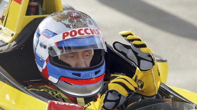 Ruský prezident Vladimir Putin v monopostu formule 1 Ruský prezident Vladimir Putin v monopostu formule 1