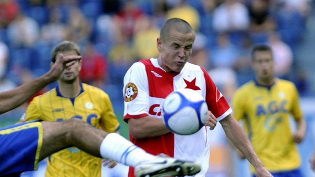 Adam Hloušek ze Slavie Praha (v popředí) a hráči Teplic Vlastimil Vidlička (vlevo) a Jakub Mareš (vpravo). Adam Hloušek ze Slavie Praha (v popředí) a hráči Teplic Vlastimil Vidlička (vlevo) a Jakub Mareš (vpravo).