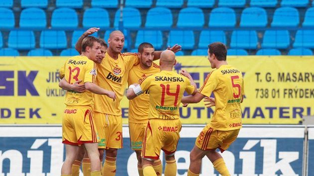 Radost fotbalistů Dukly z prvního gólu v Ostravě. Radost fotbalistů Dukly z prvního gólu v Ostravě.