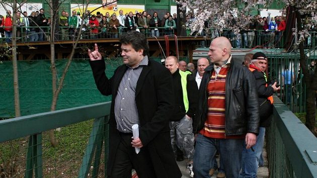 Střížkovský šéf Karel Kapr opouští vršovický Ďolíček s výmluvným gestem... Střížkovský šéf Karel Kapr opouští vršovický Ďolíček s výmluvným gestem...