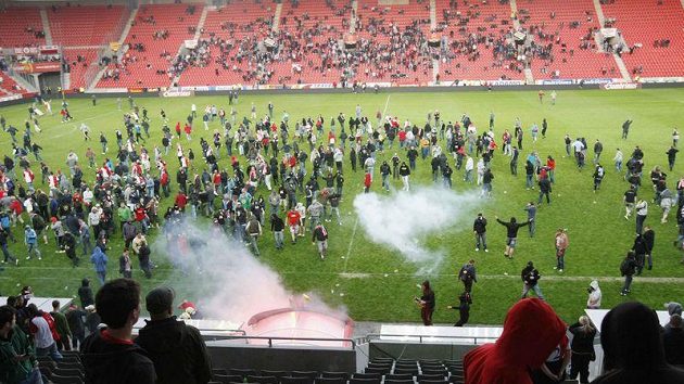 Fanoušci fotbalistů Slavie při protestu v Edenu. Fanoušci fotbalistů Slavie při protestu v Edenu.