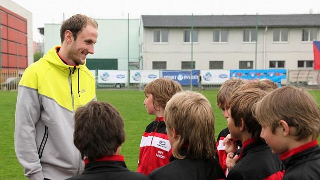 Roman Hubník s malými fotbalisty Roman Hubník s malými fotbalisty