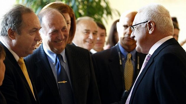 Prezident Václav Klaus a kapitán české veteránské reprezentace Milan Nový (vlevo) Prezident Václav Klaus a kapitán české veteránské reprezentace Milan Nový (vlevo)