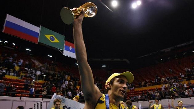 Kapitán brazilských voljebalistů Giba Godoy slaví s trofejí v ruce vítězství ve Světové lize. Kapitán brazilských voljebalistů Giba Godoy slaví s trofejí v ruce vítězství ve Světové lize.