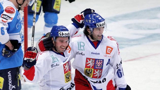 Petr Čajánek (vpravo) se raduje s Jaromírem Jágrem z vítězného gólu proti Finsku. Petr Čajánek (vpravo) se raduje s Jaromírem Jágrem z vítězného gólu proti Finsku.