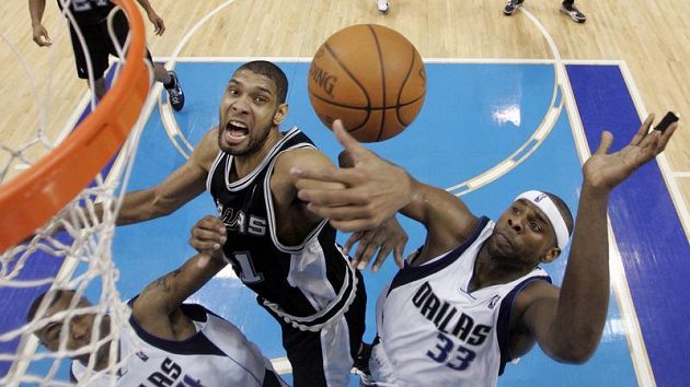 Tim Duncan (uprostřed) bude mužstvu chybět minimálně dva týdny. Tim Duncan (uprostřed) bude mužstvu chybět minimálně dva týdny.