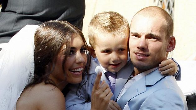 Wesley Sneijder s novomanželkou a synem. Wesley Sneijder s novomanželkou a synem.