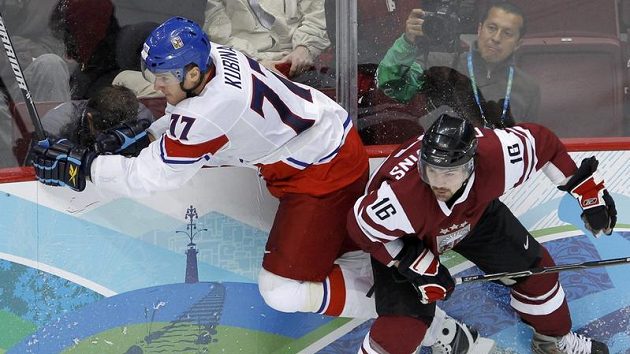 Pavel Kubina (vlevo) v souboji s Kasparsem Daugavinsem z Lotyšska Pavel Kubina (vlevo) v souboji s Kasparsem Daugavinsem z Lotyšska