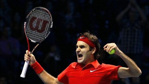 Roger Federer se raduje z vítězství ve finále Turnaje mistrů nad Rafaelem Nadalem. Roger Federer se raduje z vítězství ve finále Turnaje mistrů nad Rafaelem Nadalem.
