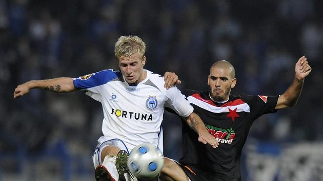 Jan Blažek (vlevo) z Liberce a Hocine Ragued ze Slavie Praha. Jan Blažek (vlevo) z Liberce a Hocine Ragued ze Slavie Praha.
