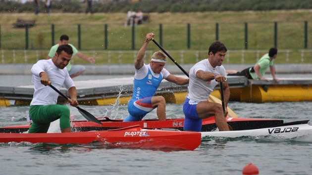 Sporný okamžik závodu na 5000 metrů singlkanoistů. Pomocník startéra přidržel Lukáše Korandu (v modrém) u mola příliš dlouho a soupeři tak hned na startu získali náskok. Sporný okamžik závodu na 5000 metrů singlkanoistů. Pomocník startéra přidržel Lukáše Korandu (v modrém) u mola příliš dlouho a soupeři tak hned na startu získali náskok.