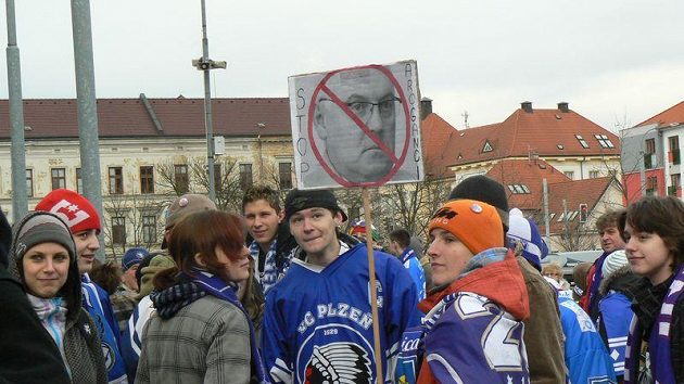 Plzeňští fanoušci požadovali při své demonstraci odvolání ředitele extraligy Stanislava Šulce. Plzeňští fanoušci požadovali při své demonstraci odvolání ředitele extraligy Stanislava Šulce.