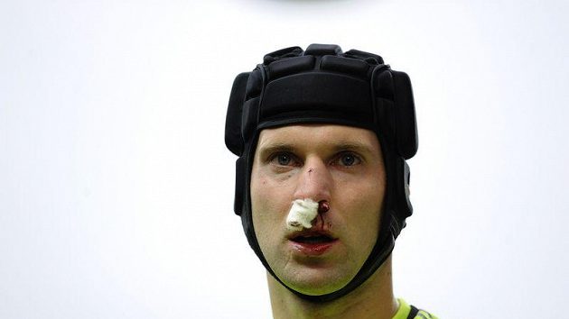Brankář Petr Čech nosí od střetu s Huntem ochranou helmu. Brankář Petr Čech nosí od střetu s Huntem ochranou helmu.
